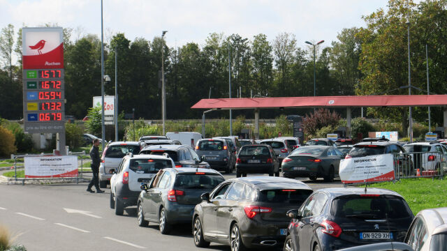 Във Франция се засилва общественото напрежение заради недостига на горива