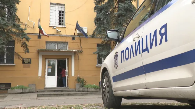 Лек автомобил превозващ незаконно 10 е засечен на Подбалканския