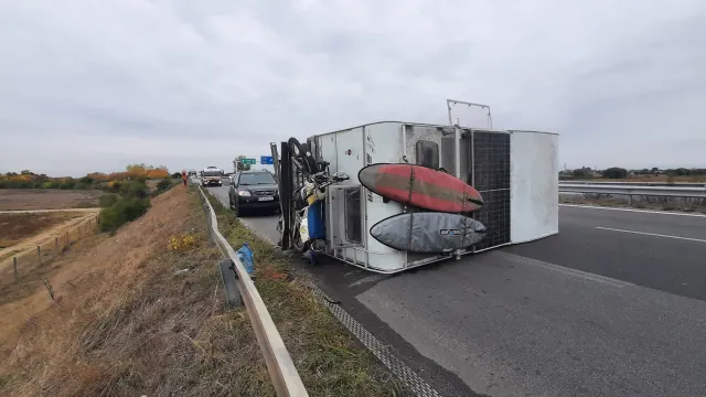 Кемпер се преобърна на магистрала Тракия край Пловдив и блокира