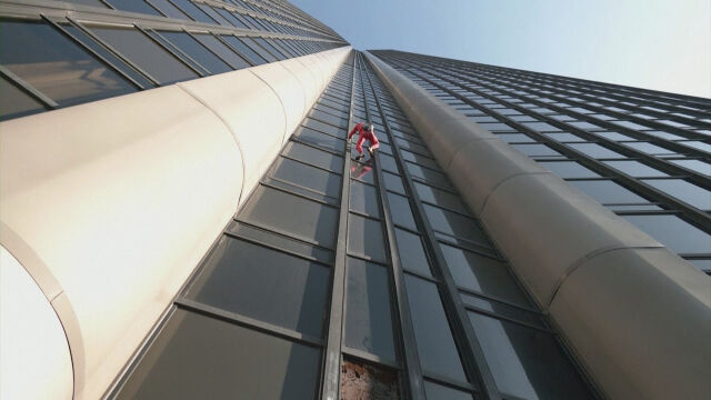 Френският алпинист Ален Робер наричан Спайдърменът на страната изкачи небостъргача