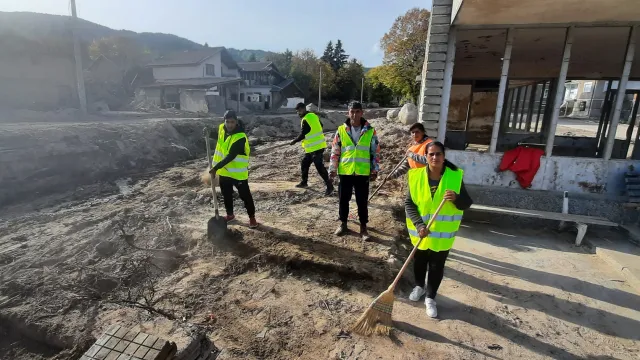 Трайно безработни хора помагат в разчистването на пострадалите от наводнението