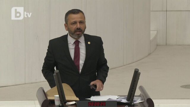 Турски депутат разби телефона си с чук в парламента Това