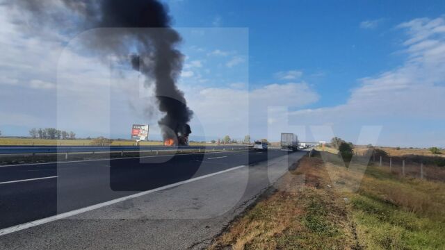 Микробус се запали на автомагистрала Тракия Инцидентът е станал малко