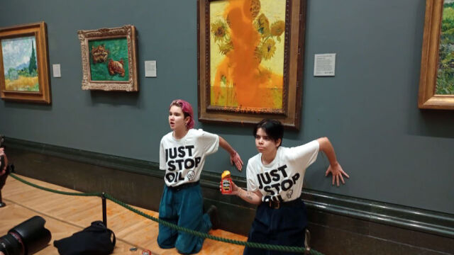 Екоактивисти заляха с доматена супа картината Слънчогледите на Ван Гог