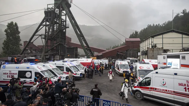 Петима миньори остават в критично състояние след в турска мина