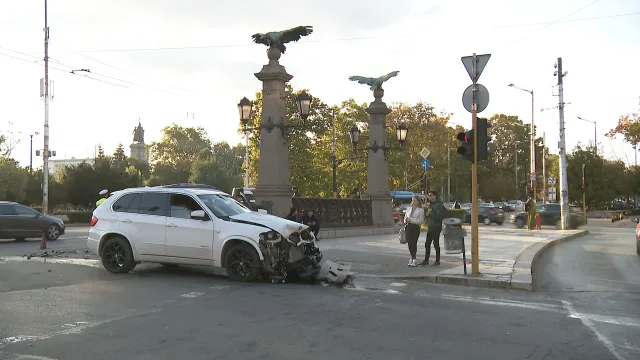Два автомобила се удариха в центъра на София Катастрофата е