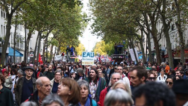 Вълна от социални протести в Европа Хиляди излязоха през почивните