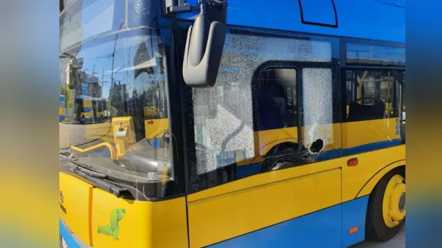 счупиха с камъни стъкла на два тролейбуса в Плевен Инцидентите