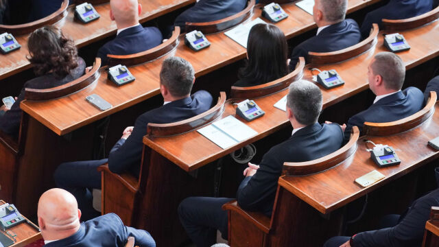 Извънредно заседание на Народното събрание Депутатите обсъждат на първо четене