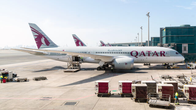 Qatar Airways съкращава полети, за да освободи място на летището за футболни фенове