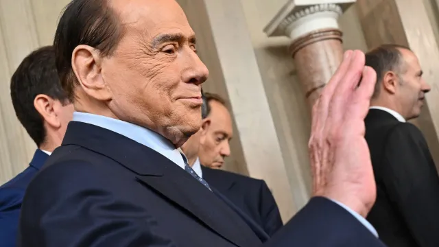 Скандал в Италия Бившият италиански премиер Силвио Берлускони с предупреждение