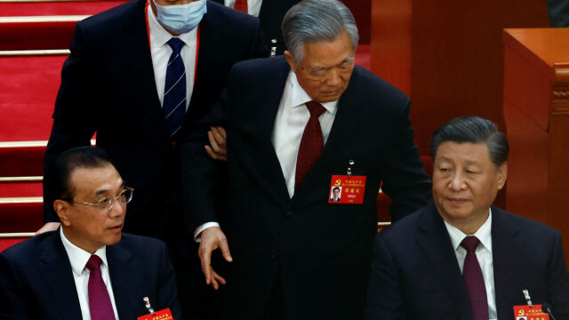 Бившият президент на Китай Ху Дзинтао беше изведен от конгреса