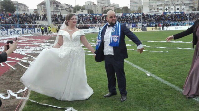 Да прекараш част от сватбения си ден на стадиона Младоженци