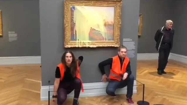 Екоактивисти хвърлиха картофено пюре върху картината на Клод Моне Les