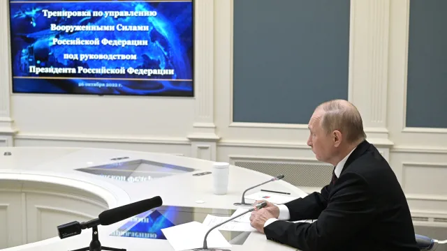 Президентът на Русия Владимир Путин наблюдава учение на стратегическите ядрени