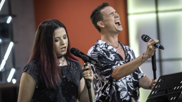 В разгара на вокалните двубои в „Гласът на България“ още осем уникални двойки ще премерят сили на сцената - в неделя от 20 ч. по bTV 