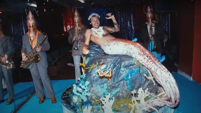 Harry Styles се превръща в морско създание във видеото на „Music for a Sushi Restaurant“
