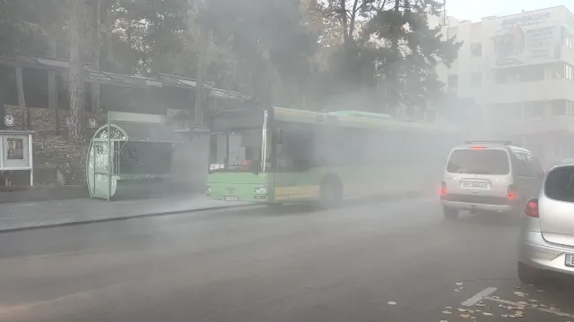 Автобус на градския транспорт във Велико Търново се запали в