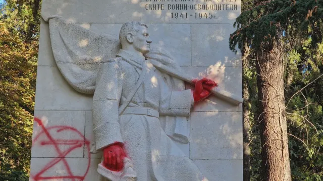 Паметникът на съветската армия в Стара Загора осъмна боядисан в
