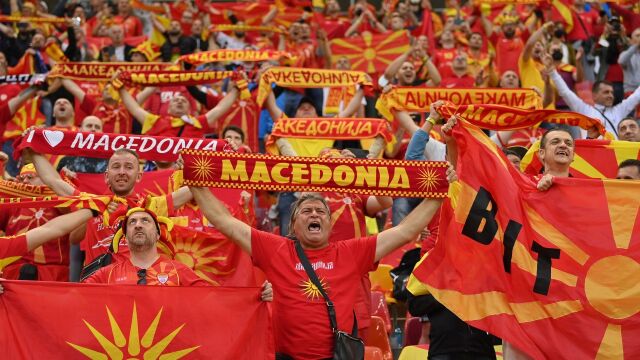 Глобиха македонците за освиркването на химна (ВИДЕО)