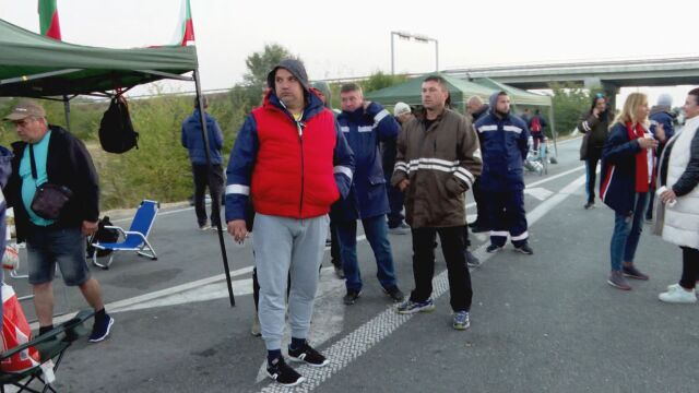 Представители на протестиращите миньори които са блокирали АМ Тракия и АМ