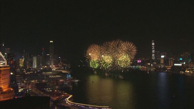 Над 31 000 фойерверки озариха небето над Хонконг (ВИДЕО)