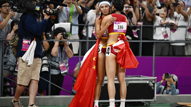 Снимка на две прегърнати китайски атлетки беше цензурирана от властите