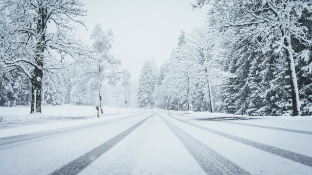 Усложнена е обстановката в област Шумен Затворен поради снегонавяване е пътят