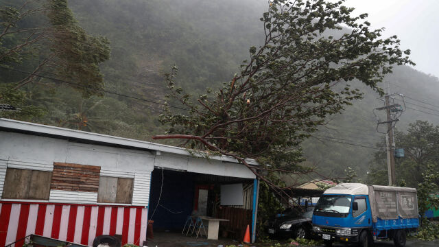 Рекордно силни ветрове удариха Тайван Те са предизвикани от Тайфуна