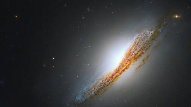 Телескопът Хъбъл разкри рядка галактика със светещо сърце съобщи сайтът
