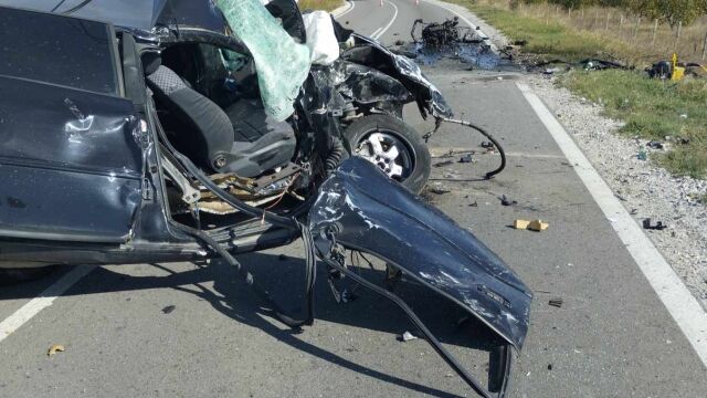 Двама шофьори на леки автомобили са загинали при тежка катастрофа на