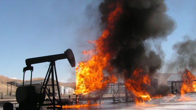 Петролът скочи с близо 5% заради конфликта в Израел: Обзор на пазарите