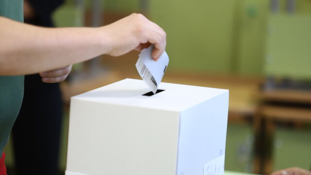 От понеделник 15 април Централната избирателна комисия започва да приема