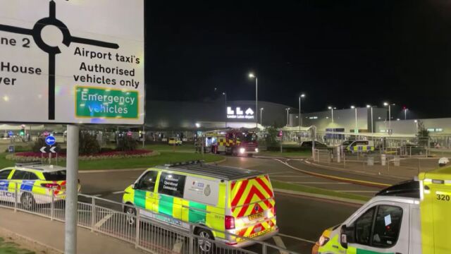 Огромен пожар разруши паркинга на лондонското летище Лутън Всички полети