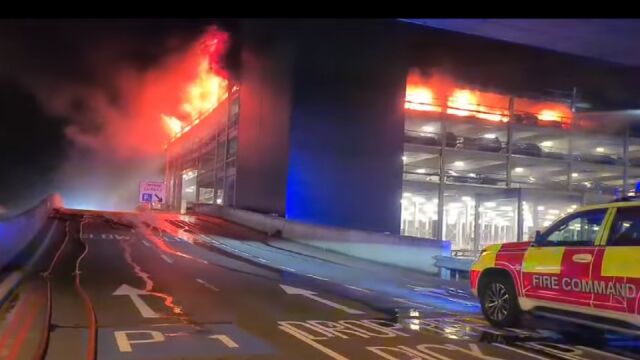 Голям пожар на летище "Лутън" в Лондон (ВИДЕО)