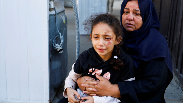 Сълзите на едно малко момиче трогнаха медиите които отразяват събитията