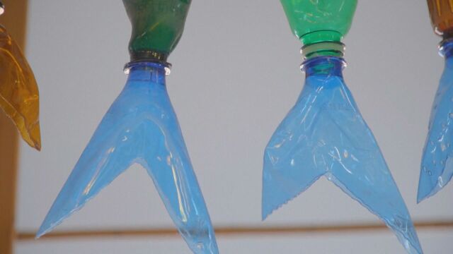 Стари пластмасови бутилки могат да се превърнат в изкуство Сътворява