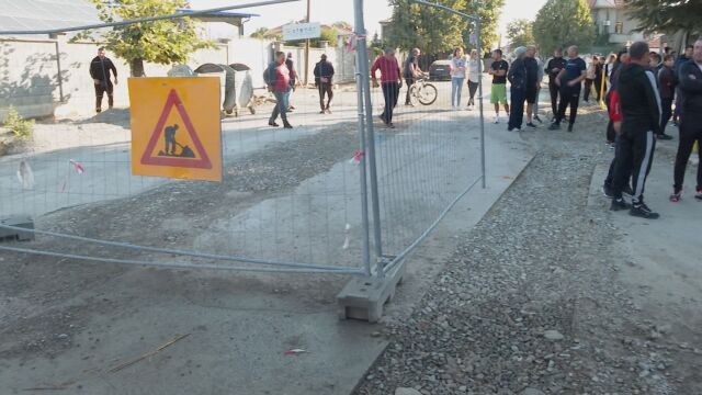 Протест и блокада на пътя за Сливен Над 100 протестиращи затвориха