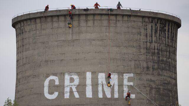 „Окупираната кула“: Активистите на „Грийнпийс“ написаха „престъпление“ на ТЕЦ „Марица 3“