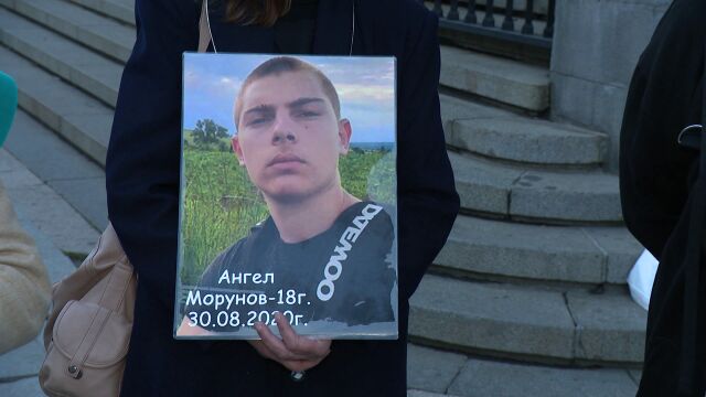 Близки на 17 годишния Ангел Морунов от Любимец който загина в