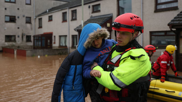 Части от Източна Шотландия са наводнени след като бурята Бабет  донесе