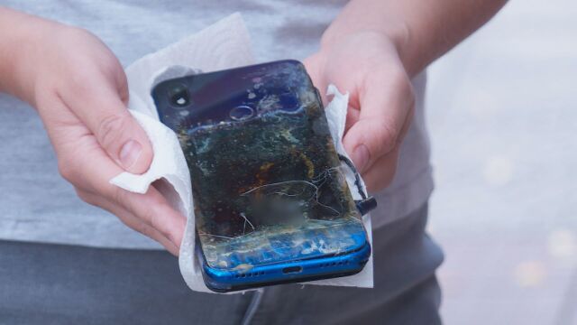 Телефон се взриви докато се зарежда през нощта За инцидента