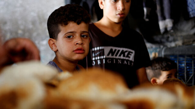 Стотици жители на Газа чакаха с часове в неделя сутринта