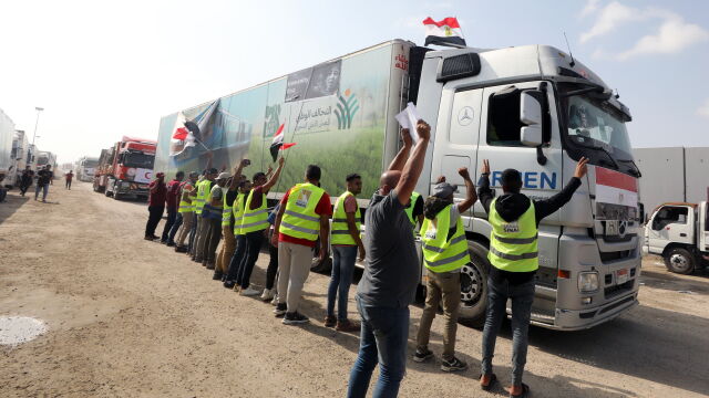 40 камиона с помощи влязоха в палестинския анклав Газа от