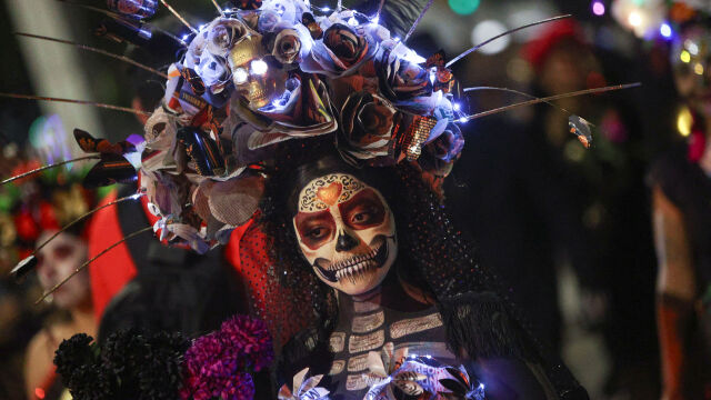 Ежегодният Ден на мъртвите в Мексико отново изпълни улиците на