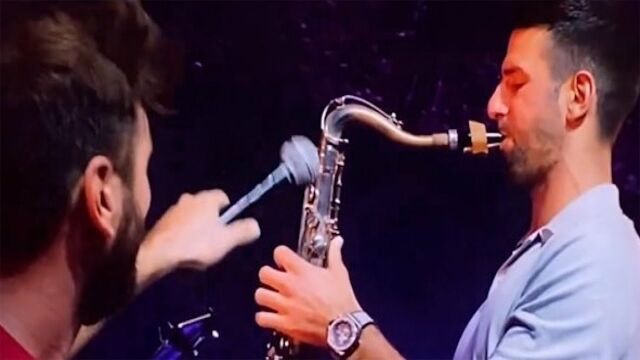 Новак Джокович свири на саксофон на концерт в Белград! (ВИДЕО)