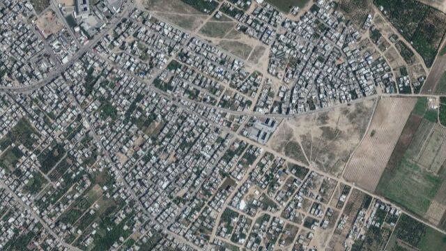 Сателитни изображения публикувани от Maxar Technologies сравняват различни места в