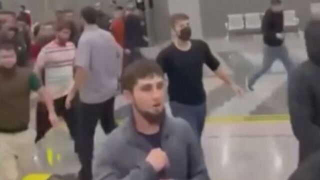 Десетки мъже нахлуха в летището на Махачкала столицата на руската
