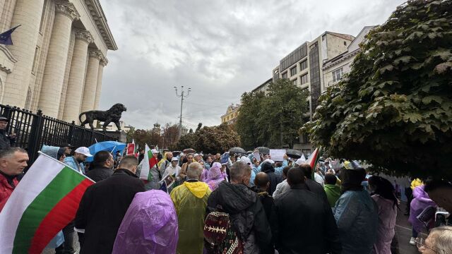 Почетният председател на ДПС Ахмед Доган се появи на протеста