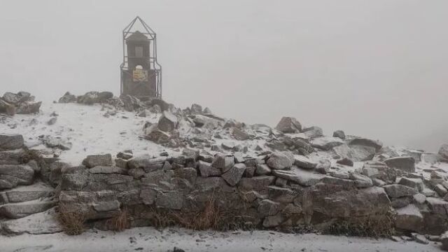 Сняг вали на връх Мусала показват камерите на живо Видео